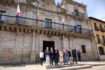 Concentración en el Ayuntamiento de Ponferrada por el asesinato machista en Ávila. / ICAL