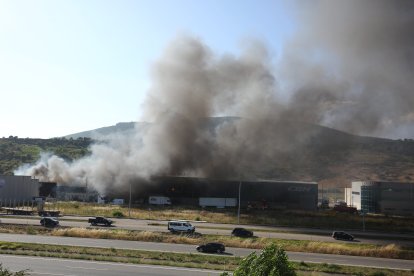Incendio en varias naves del polígono industrial de Bembibre (León).- ICAL