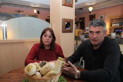 José Carlos González recoge nabos en una parcela cerca de Monzón de Campos (Palencia).- ICAL