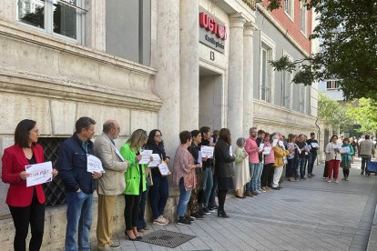 Concentración a las puertas de UGT en repulsa por el asesinato machista cometido en Ávila. / ICAL