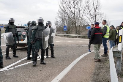 Los agricultores cortan la autovía A-6 a la altura de La Bañeza (León). -ICAL