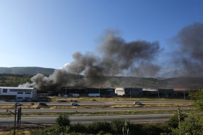 Incendio en varias naves del polígono industrial de Bembibre (León).- ICAL