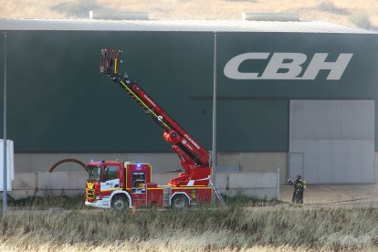 Incendio en varias naves del polígono industrial de Bembibre (León).- ICAL