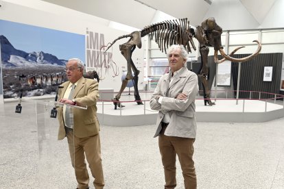 Presentación de la exposición temporal 'Un mamut en Burgos' por parte del consejero de Cultura, Turismo y Deporte, Gonzalo Santonja, y el director científico del MEH y comisario de la exposición, Juan Luis Arsuaga.-ICAL
