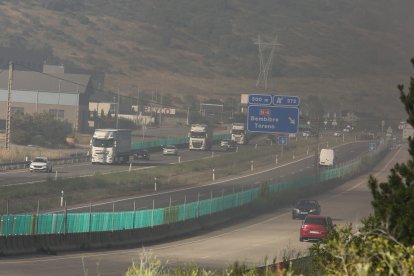 Incendio en varias naves del polígono industrial de Bembibre (León).- ICAL