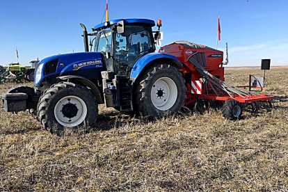 Tractor con maquinaria de arrastre en un campo de cultivo. MAPA