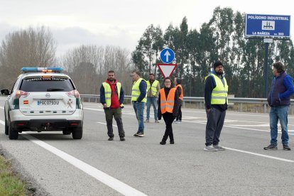 Los agricultores cortan la autovía A-6 a la altura de La Bañeza (León). -ICAL