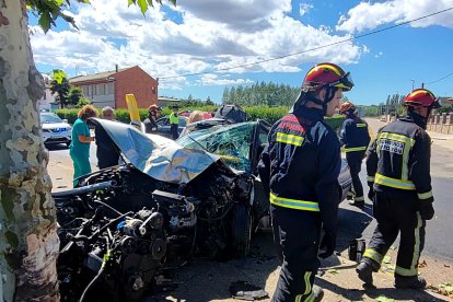 Tres heridos en el choque de un turismo contra un árbol en Carrizo de la Ribera (León) .-ICAL