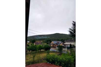 Uno de los rayos con los que empezó todo. Lo captó la madre de Montse desde Ferreras de Arriba segundos después de que cayera uno de los primeros rayos de la tormenta eléctrica.- A. Calvo