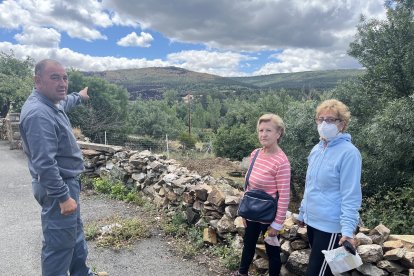 José, María y Conchita muestran en Ferreras de Abajo a lo lejos parte de la masa forestal quemada en el incendio de la Sierra de la Culebra.- A. Calvo