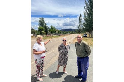 Teresa, Pilar y César, en Villardeciervos.- A. Calvo