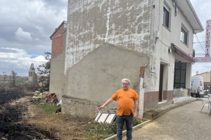 Pedro muestra hasta dónde llegaron las llamas, a pocos metros de su bar El Portalico en Otero de Bodas.- A. Calvo