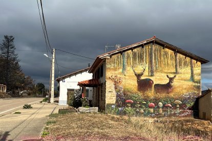 La casa rural de Isidro, Tozoloslobos, en Otero de Bodas, que no se quemó. La pintura de la fachada resume todas las riquezas perdidas en la sierra.- E. M.