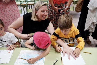 La consejera de Familia e Igualdad de Oportunidades, Isabel Blanco, visita el programa `Conciliamos verano´, en el CEIP Caño Dorado de Zaratán (Valladolid). -ICAL