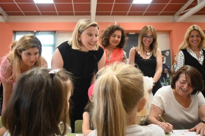 La consejera de Familia, durante la visita realizada este martes al CEIP 'Caño Dorado' de Zaratán. - JUNTA DE CYL