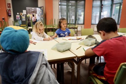 La consejera de Familia e Igualdad de Oportunidades, Isabel Blanco, visita el programa `Conciliamos verano´, en el CEIP Caño Dorado de Zaratán (Valladolid). -ICAL