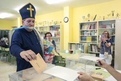 El hostelero Juan López, vota disfrazado de 'obispo playero' en el Colegio Público La Palomera de León. -ICAL
