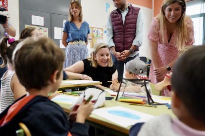 La consejera de Familia e Igualdad de Oportunidades, Isabel Blanco, visita el programa `Conciliamos verano´, en el CEIP Caño Dorado de Zaratán (Valladolid). -ICAL