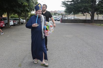 El hostelero Juan López, vota disfrazado de 'obispo playero' en el Colegio Público La Palomera de León. -ICAL