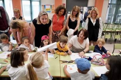 La consejera de Familia e Igualdad de Oportunidades, Isabel Blanco, visita el programa `Conciliamos verano´, en el CEIP Caño Dorado de Zaratán (Valladolid). -ICAL