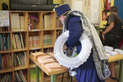 El hostelero Juan López, vota disfrazado de 'obispo playero' en el Colegio Público La Palomera de León. -ICAL