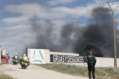 Incendio en el desguace en Carbonera de Frentes, en Soria. -ICAL