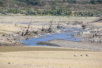 Sequía en el embalse de Riaño (León), con un 42,3% de su capacidad total. En la imagen, zona del pueblo anegado por el pantano, Pedrosa del Rey.- ICAL