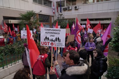 Trabajadores que prestan servicios en los centros de Atención a la Discapacidad se concentran frente a la Consejería de Familia en Valladolid - ICAL