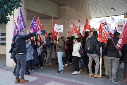 Trabajadores que prestan servicios en los centros de Atención a la Discapacidad se concentran frente a la Consejería de Familia en Valladolid - ICAL