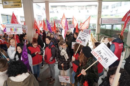 Trabajadores que prestan servicios en los centros de Atención a la Discapacidad se concentran frente a la Consejería de Familia en Valladolid - ICAL