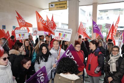 Trabajadores que prestan servicios en los centros de Atención a la Discapacidad se concentran frente a la Consejería de Familia en Valladolid - ICAL