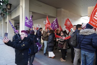 Trabajadores que prestan servicios en los centros de Atención a la Discapacidad se concentran frente a la Consejería de Familia en Valladolid - ICAL