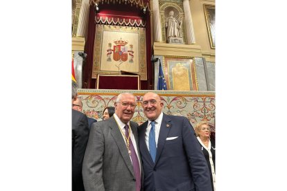 El portavoz del Grupo Parlamentario Popular en el Senado, Javier Arenas, junto al alcalde de Valladolid y senador, Jesús Julio Carnero, en la jura de la Constitución de la princesa Leonor. -E.M.