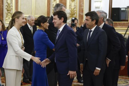 El presidente de la Junta asiste a la jura de la Constitución en el Congreso de la princesa Leonor. En la imagen el presidente de la Junta, Alfonso Fernández Mañueco, saluda a la princesa Leonor. -ICAL.