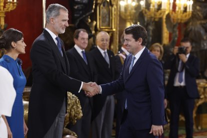 Los reyes Felipe y Leticia saludan al presidente de Castilla y León, Alfonso Fernández Mañueco, durante el saludo a los invitados en el Salón del Trono del Palacio Real después de la ceremonia de imposición del Collar de Carlos III y previo al almuerzo que tiene lugar en el Comedor de Gala, tras la jura de la Constitución de la Princesa de Asturias por su mayoría de edad ante las Cortes Generales, en una solemne sesión conjunta de las dos cámaras legislativas celebrada este martes en el hemiciclo de la Cámara Baja. -ICAL.