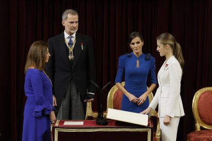 La princesa Leonor jura la Constitución ante la presidenta del Congreso, Francina Armengol, los reyes de España, Felipe VI y Letizia, y su hermana, la infanta Sofía, el presidente del Gobierno, Pedro Sánchez, y el presidente del Tribunal Constitucional, Cándido Conde-Pumpido, en el día de su 18 cumpleaños. -ICAL.