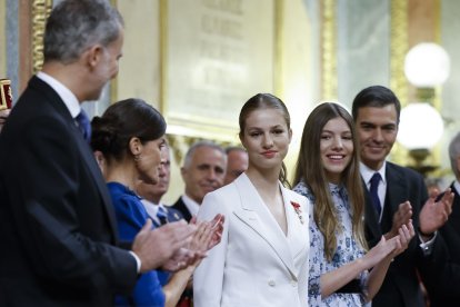El presidente de la Junta asiste a la jura de la Constitución en el Congreso de la princesa Leonor. En la imagen el presidente de la Junta, Alfonso Fernández Mañueco, saluda a la princesa Leonor- ICAL.