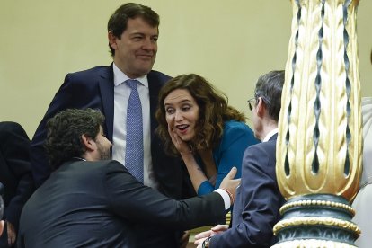 El presidente de la Junta asiste a la jura de la Constitución en el Congreso de la princesa Leonor. En la imagen el presidente de la Junta, Alfonso Fernández Mañueco, saluda a la princesa Leonor. -ICAL.