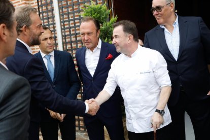 Inauguración del restaurante de Martín Bersategui en 'La bodega el hilo de Adriana'. J.M. Lostau