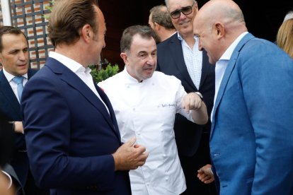 Inauguración del restaurante de Martín Bersategui en 'La bodega el hilo de Adriana'. J.M. Lostau