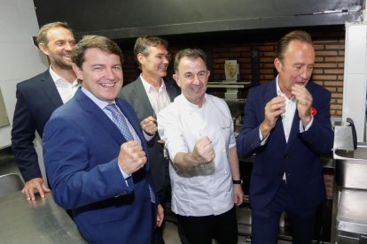 Inauguración del restaurante de Martín Bersategui en 'La bodega el hilo de Adriana'. J.M. Lostau