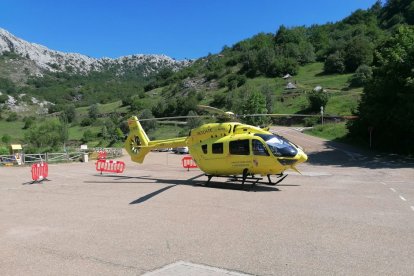 El Grupo de Rescate de Protección Civil  y los Grupos del GREIM durante el rescate en la cueva de Valporquero. Twitter: 112 Castilla y León
