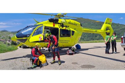 El Grupo de Rescate de Protección Civil  y los Grupos del GREIM durante el rescate en la cueva de Valporquero. Twitter: 112 Castilla y León