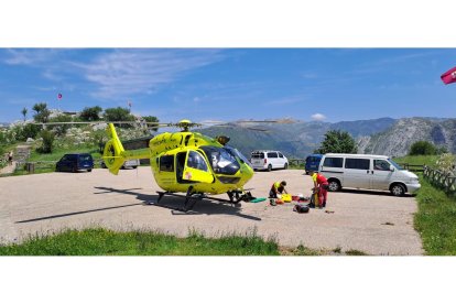 El Grupo de Rescate de Protección Civil  y los Grupos del GREIM durante el rescate en la cueva de Valporquero. Twitter: 112 Castilla y León