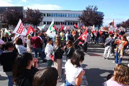 Concentración y huelga de 24 horas de la plantilla de Teleperformance en Ponferrada por los 158 despidos planteados por la empresa- ICAL