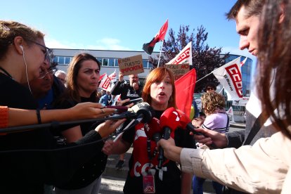 Concentración y huelga de 24 horas de la plantilla de Teleperformance en Ponferrada por los 158 despidos planteados por la empresa- ICAL