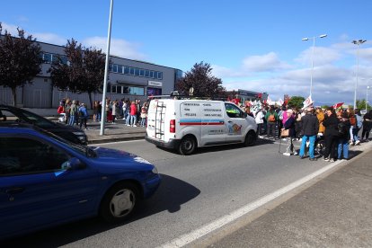 Concentración y huelga de 24 horas de la plantilla de Teleperformance en Ponferrada por los 158 despidos planteados por la empresa- ICAL