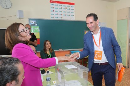 El alcalde y candidato de Cs a la Alcaldía de Palencia, Mario Simón, ejerce su derecho al voto en el Colegio Padre Claret.- ICAL