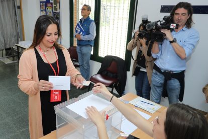 La candidata del PSOE a la Alcaldía de Palencia, Miriam Andrés, ejerce su derecho al voto en el Ceas de Allende el Río.- ICAL