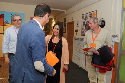 El alcalde y candidato de Cs a la Alcaldía de Palencia, Mario Simón, ejerce su derecho al voto en el Colegio Padre Claret.- ICAL
